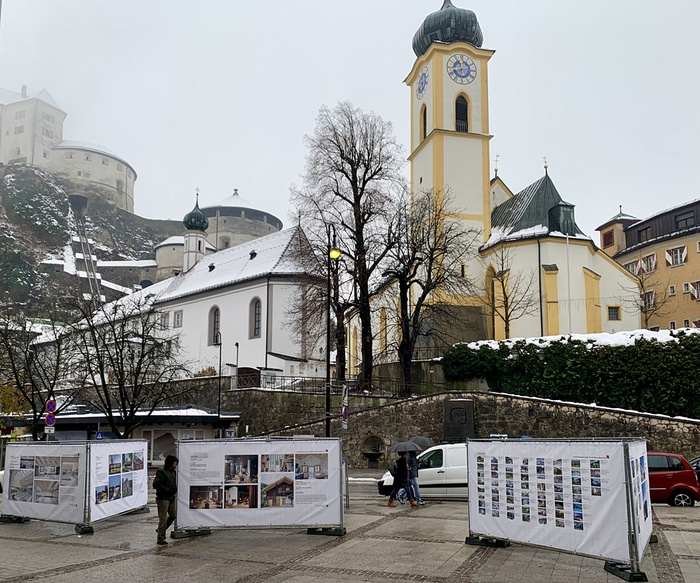 Ausstellung "Neues Bauen in Tirol 2022" am Oberen Stadtplatz in Kufstein