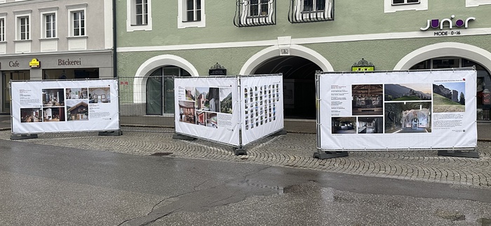 Ausstellung "Neues Bauen in Tirol 2022" am Hauptplatz in Lienz