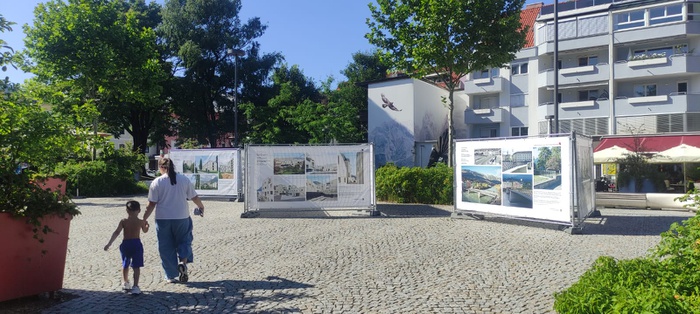 Ausstellung "Neues Bauen in Tirol 2024" im Stadtpark in Kufstein