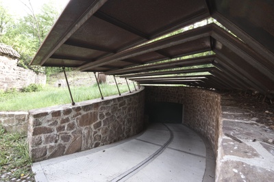 Tiefgaragenabfahrt bei Schloss Gandegg. Überetsch