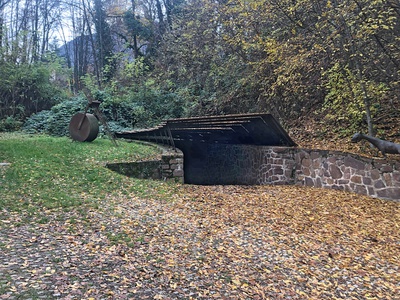 Tiefgaragenabfahrt bei Schloss Gandegg, Überetsch – © Rainer Köberl Tiefgaragenabfahrt bei Schloss Gandegg, Überetsch