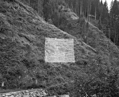 Sabine Jelinek „Höhere Wesen befahlen“, 2011 Weißes Quadrat aus Farbpigment auf Erde, ca. 18 x 18 m