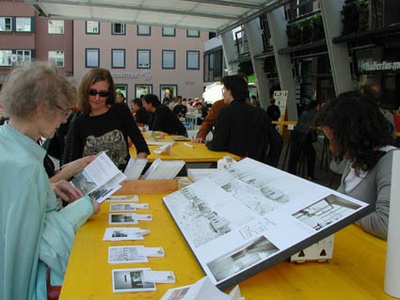 Architekturtage 2006, Tag 1: Sparkassenplatz Beratung – „Platz für Architektur“ am Innsbrucker Sparkassenplatz – über 30 ArchitektInnen informieren in entspannter Atmosphäre über verschiedenste Aspekte des Bauens.