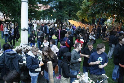 Abschlussfest im Waltherpark – Bis Einbruch der Dunkelheit verschont uns der Regen und es wird gefeiert.