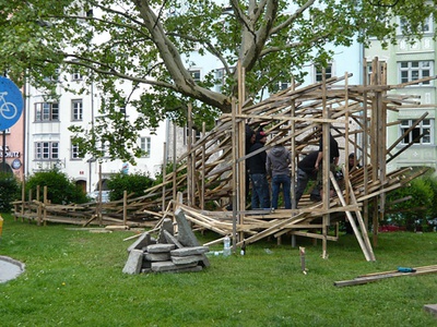 "Architektur die brennt" – Im Innsbrucker Waltherpark bauen StudentInnen neue Ansichtsexemplare.