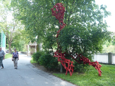 Die neuen Ansichtsexemplare im Waltherpark – Einer der "Lichtparasiten", die die Lampen entlang des Parks überwuchern.