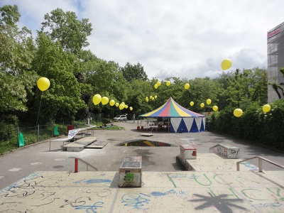 Kinderprogramm und Abschlussfest am Standort der zukünftigen Kunst- und Architekturschule bilding im Rapoldipark in Innsbruck Kinderprogramm und Abschlussfest am Standort der zukünftigen Kunst- und Architekturschule bilding im Rapoldipark in Innsbruck
