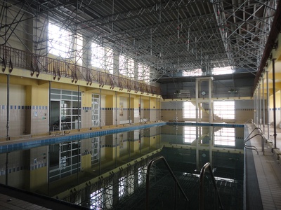 Letzte Station der „Hop on - Hop off“-Tour mit Daniel Fügenschuh: ein in den 1920er Jahren errichtetes Hallenbad, das derzeit saniert wird