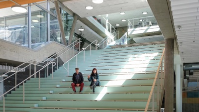 Jakob Fuchs und Hemma Fasch in dem von ihnen ge­planten, 2019 fertig gestellten Schulcampus Neustift