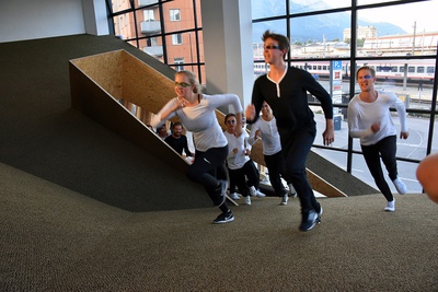 Theaterperformance "Fatzer ± Hyperion" in der "sozialen Landschaft" von Snøhetta