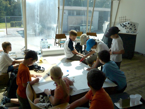 architektur sommerakademie für kinder 2009 – erste Ideen werden skizziert und diskutiert