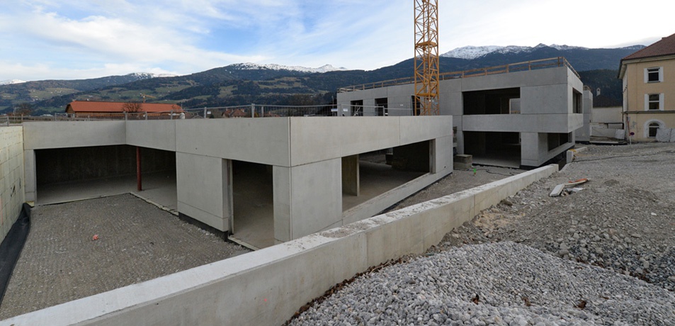 Werkstättengebäude der Tiroler Fachberufsschule Garten Raum und Mode