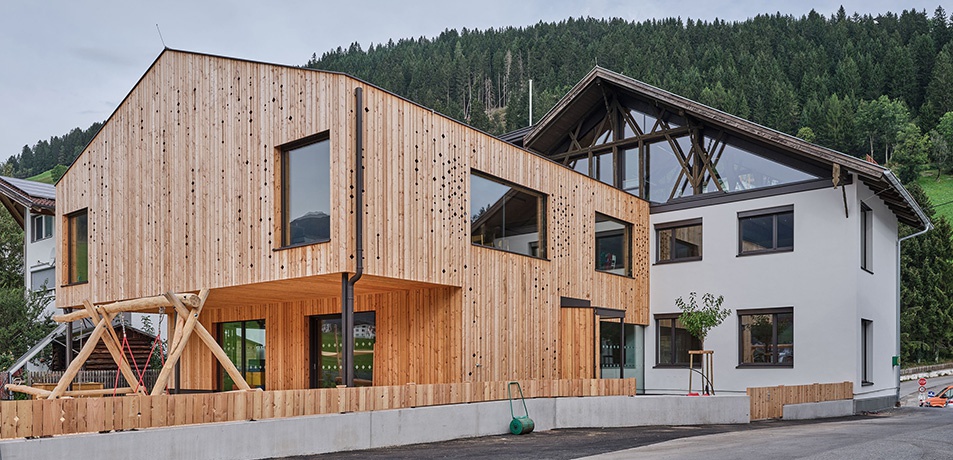 Volksschule und Kindergarten, Oberperfuss – © Günter Richard Wett Volksschule und Kindergarten, Oberperfuss