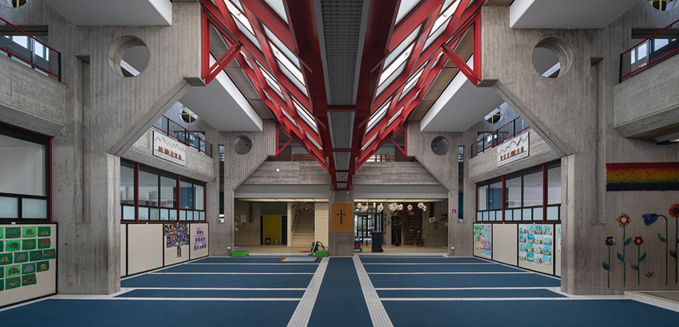 Günther Norer mit Margarethe Heubacher-Sentobe, Volksschule Vomp, 1972–74 – © Günter R. Wett Günther Norer mit Margarethe Heubacher-Sentobe, Volksschule Vomp, 1972–74