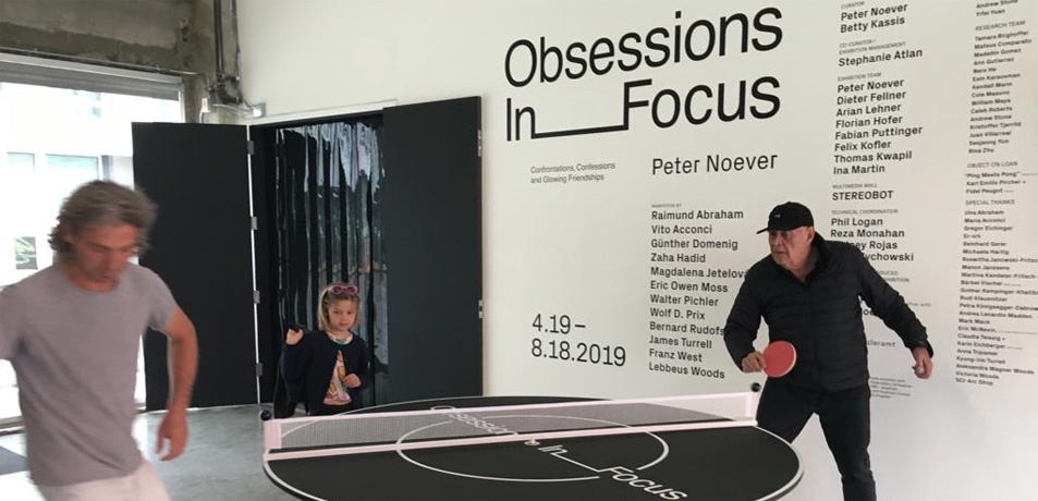 Peter Noever im Foyer seiner Ausstellung „Obsessions In_Focus“ gem. mit Alexis Rochas und Tochter Louisa, SCI-Arc, Los Angeles 2019