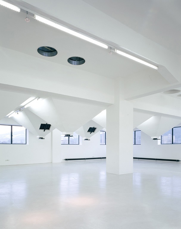 Seminarraum des Archiv für Baukunst mit den ehemaligen Malzsilo-Ausläufen; Foto: Lukas Schaller